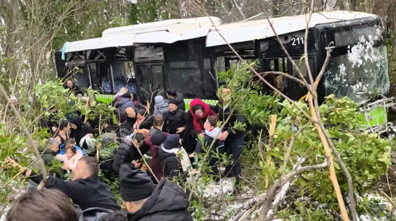 Nefes nefese yaşam mücadelesi: Yolcu otobüsü şarampole yuvarlandı