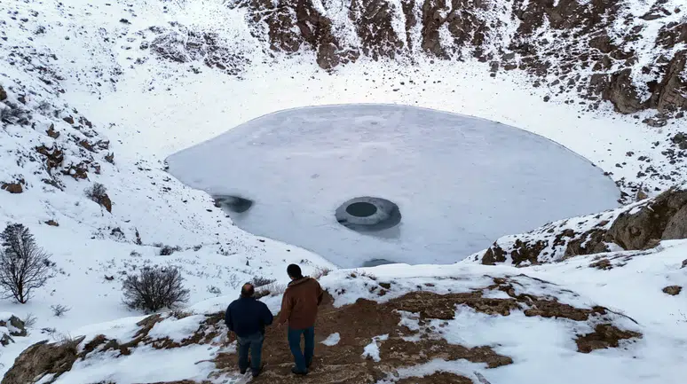 Güneşin konumuna göre renk değiştiren Anadolu'nun nazar boncuğu dondu