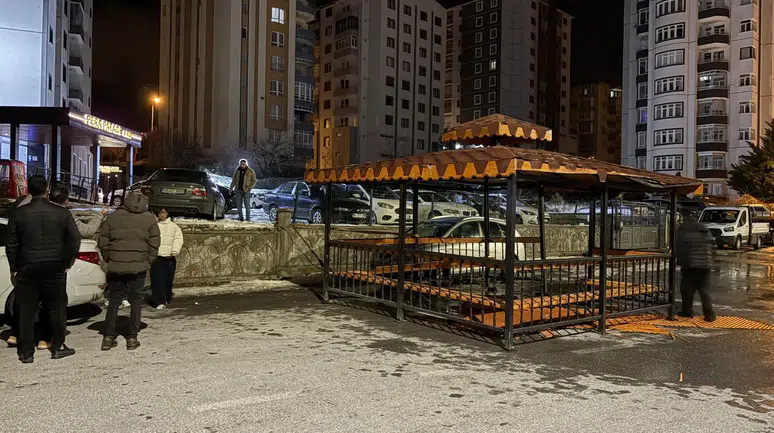 Şiddetli rüzgâr, söktüğü kamelyayı bozmadan yola kondurdu