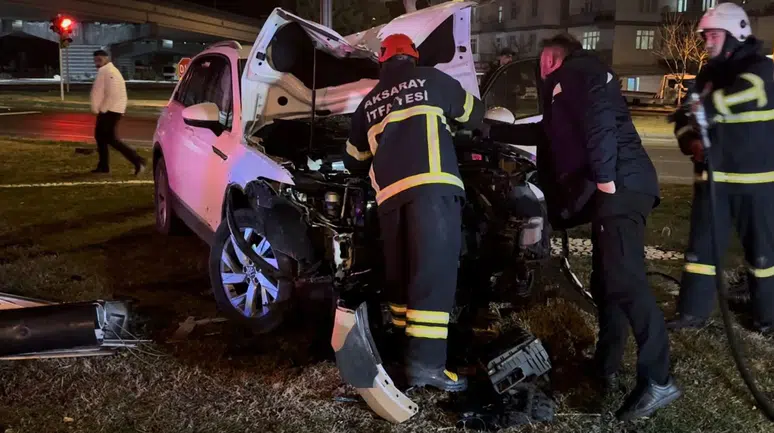 Kaza yapan araç alev topuna döndü