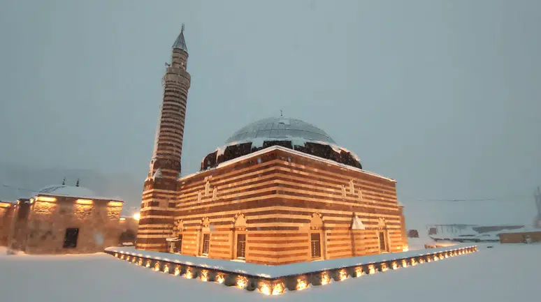 Tarih ve sanat buluştu: Tarihi Hüsrev Paşa Camii'nde gece ışıltısı