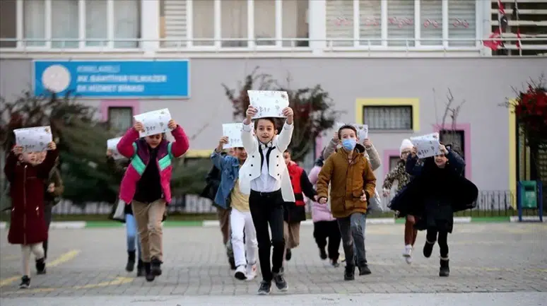 Zil yarıyıl tatili için çalıyor: Milyonlarca öğrenci için karne günü