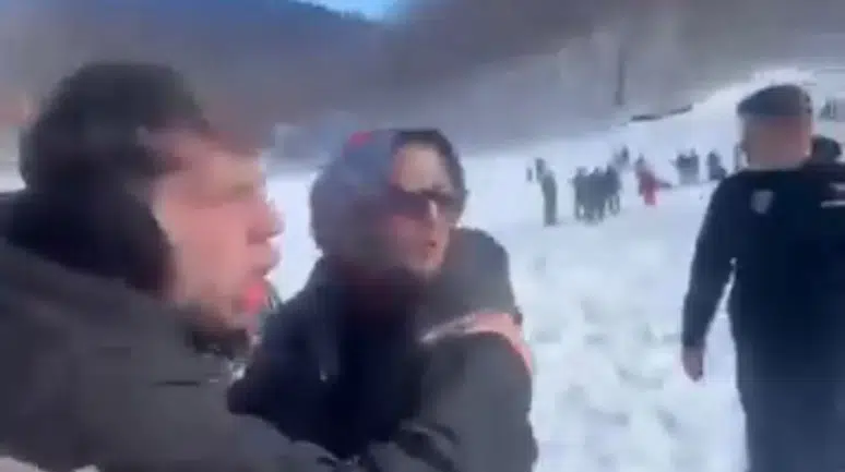 Tartışma kavgaya döndü: Baba, çocuklarının yanında darp edildi