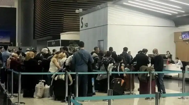 İran'dan Türkiye'ye göç mü başladı: İranlı yolcular bilet ofislerinde