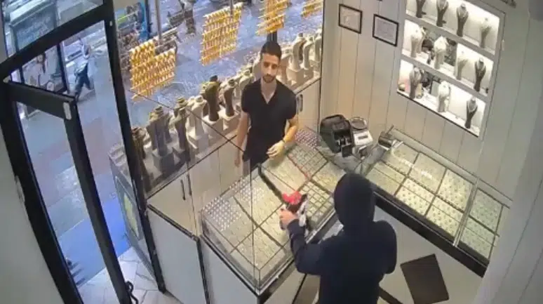 Kuyumcuyu soyacaktı, tuzağa düştü: Hırsız poşettekini görünce şok oldu