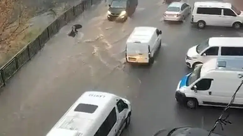 İstanbul'da sele kapılan kadın böyle sürüklendi