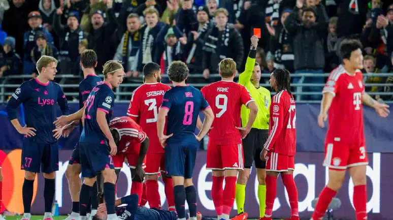 Futbol sahalarında bir ilk: Sarı ve kırmızı kartlar da sanal oldu
