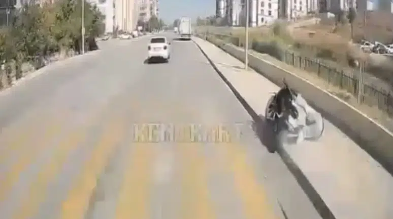 Sürücünün direğe çarptığı kaza anı: Motosiklet metrelerce sürüklendi