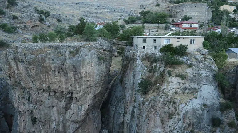 Bu evde yaşamak cesaret ister: Gören gerçek mi yapay zeka mı diye bir daha bakıyor