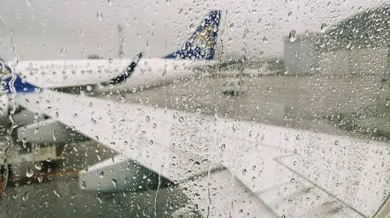 İstanbul'a çok sayıda uçak inemedi: Yüzlerce kişi farklı havaalanlarına aktarıldı