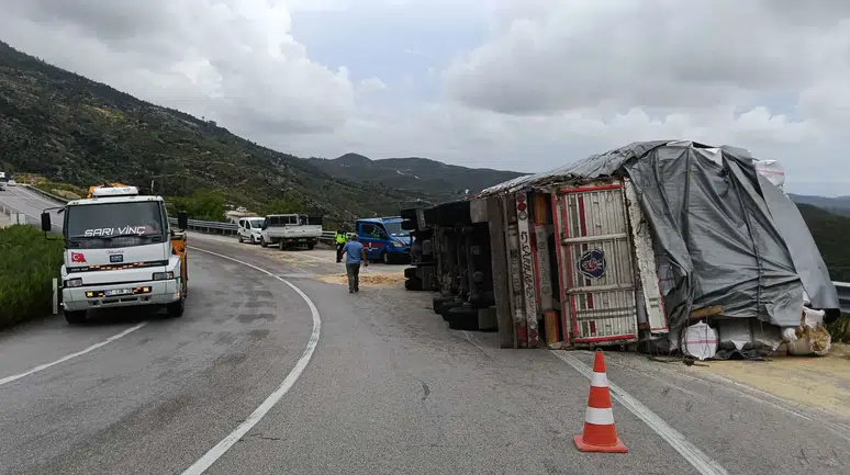 Konya-Antalya Yolu'nda saman balyası yüklü tır devrildi