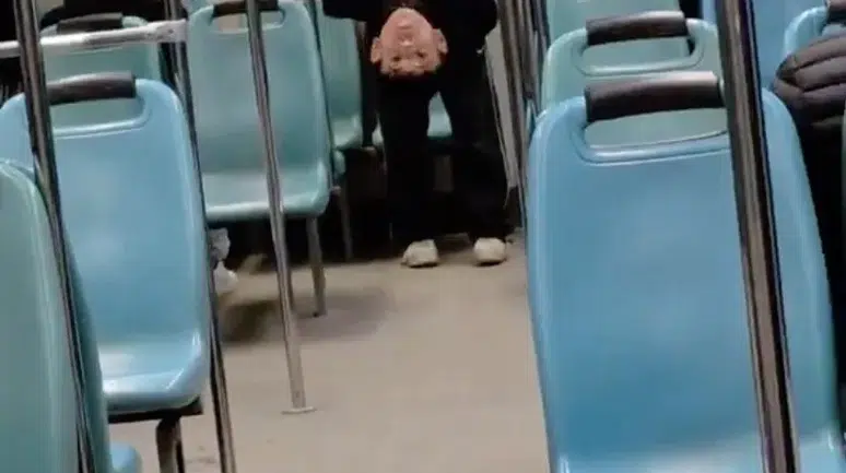 Gençlerin metroda tehlikeli oyunu kameraya yansıdı