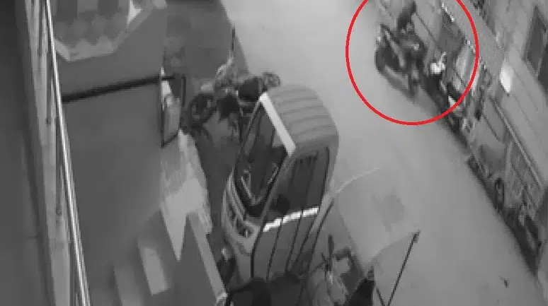 İftar saatinde motosiklet böyle çaldı: Elini kolunu sallayarak geldi