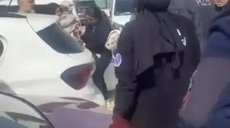 Otoparkta panik dolu anlar: Araçta kilitli kalan çocuk