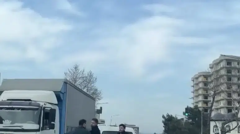 Cezalar çok ağır ama: Trafikte sürücüler birbirine girdi