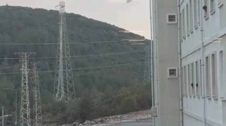 Korku dolu anlar kötü son: Yurdun camına çıkan genç hava yastığına atladı