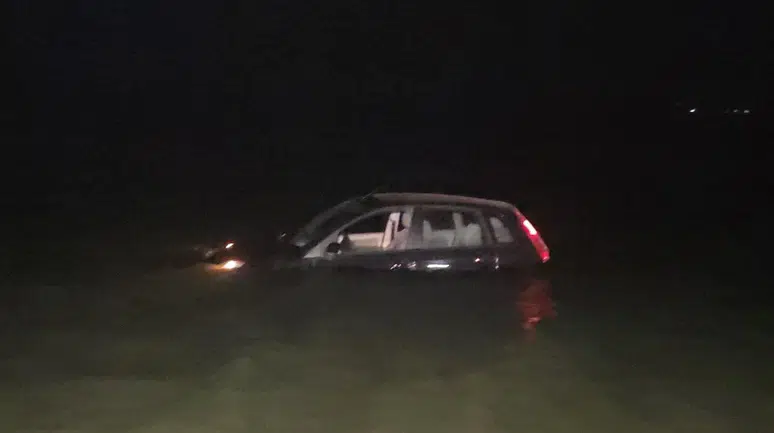 Göle uçan otomobilde can pazarı