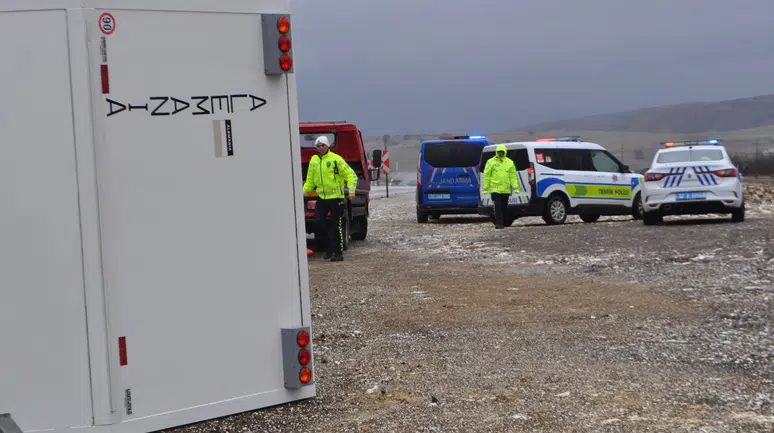 Alman turistler Konya yolunda kaza yaptı: Ortalık savaş alanına döndü