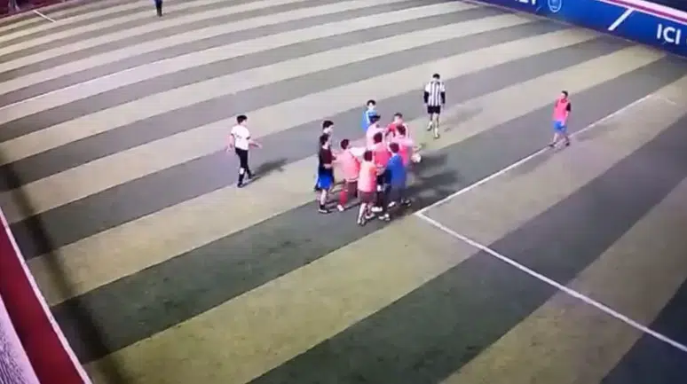 Stres atmak için gittiler: Halı saha maçında yumruklar konuştu