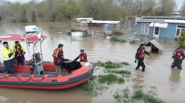 Bağ evinde sular altında kaldılar: Nefes kesen kurtarma operasyonu