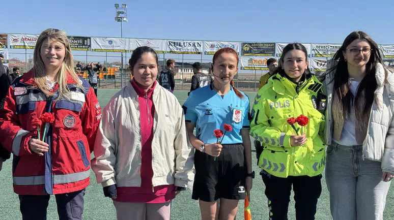 Konya'daki maçta takdir edilen hareket: 8 Mart coşkusu yaşandı