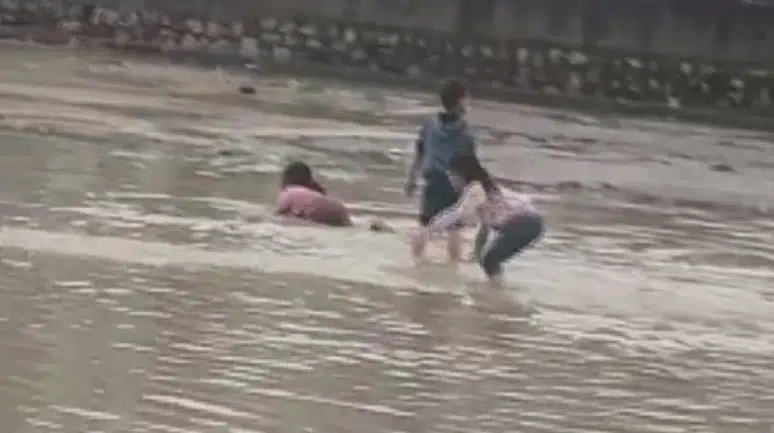 Sel sularıyla oyun: Çocukların ölümüne sulara daldı