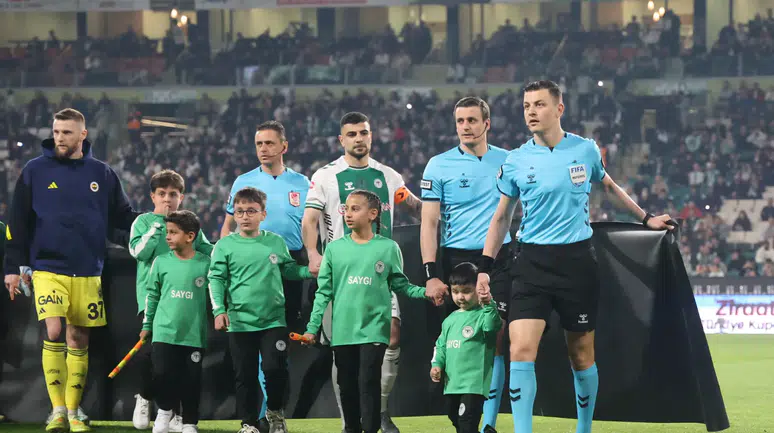 Konyaspor-Fenerbahçe maçının seremonisinde DMD farkındalığı