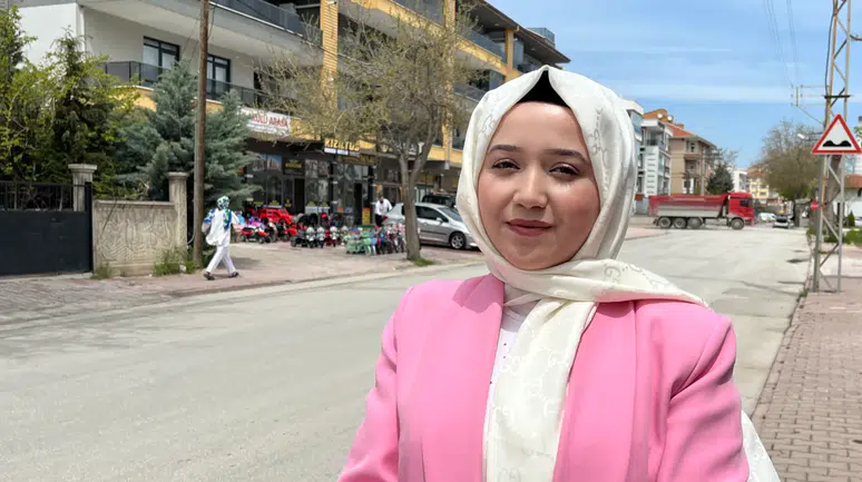 Konya'da yavru kedi kazada ölen annesinin başından ayrılmadı