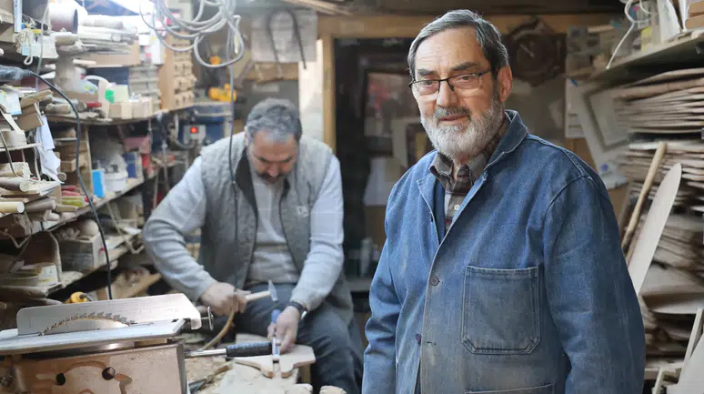 Konya'da sırt sırta veren baba ve oğlu ahşap sanatını yaşatıyor