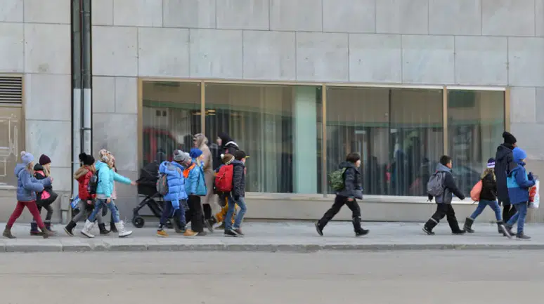 Kitaplara dönüş: Okullarda dijital öğrenmeden vazgeçiyor