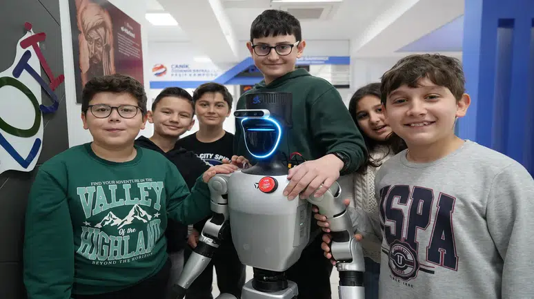 Türkiye'nin nüfusa kaydedilen ilk robotu şimdi de işe başladı