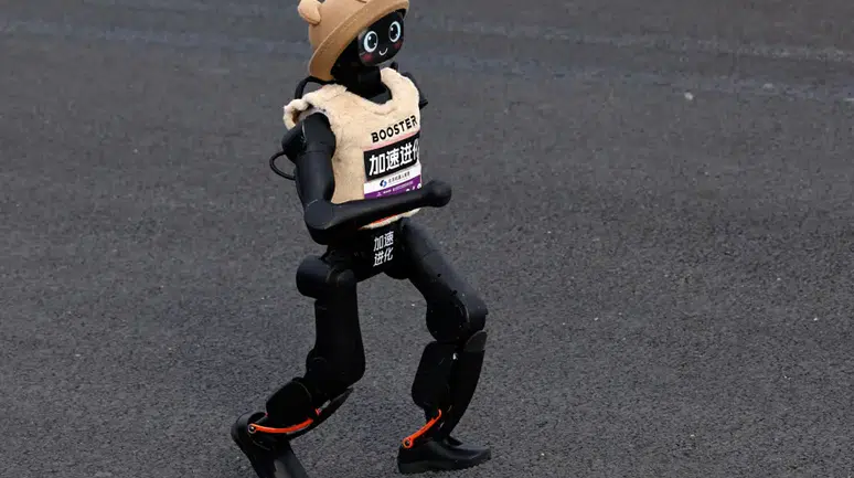 Bu da "robot maratonu": İnsansı robotlar koşu rekorunu 7 dakika farkla kırdı