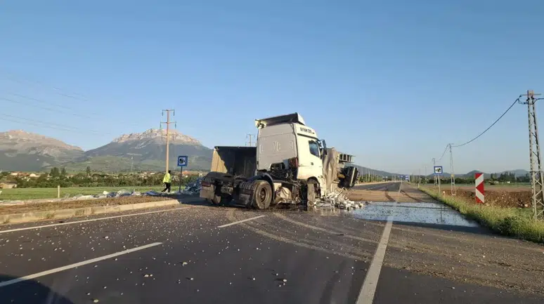 Konya'da kontrolden çıkan tır devrildi: Kazada sürücü yaralandı