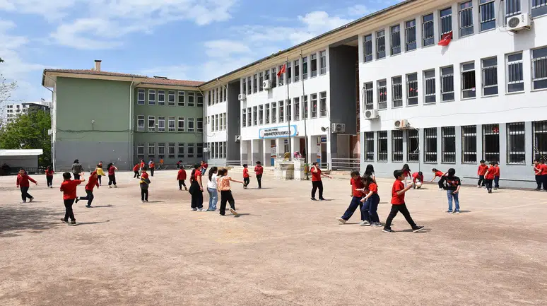 Çocuklar için okullarda "Dijital esenlik" uygulamasa geliyor