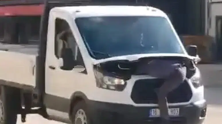 Akıl almaz olay: Seyir halindeki aracı tamir etmeye çalıştı