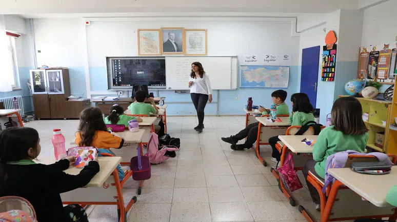 Yavruları eğitimli olacak: Sınıfın ortasına doğum yaptı
