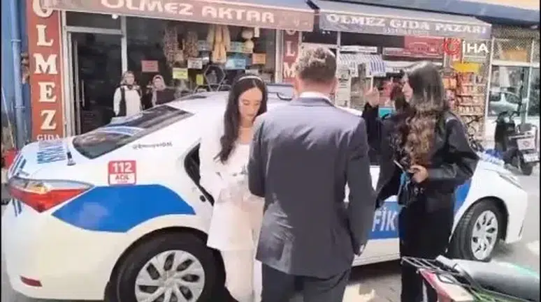 Polis çift, nikaha süsledikleri ekip otosuyla geldi