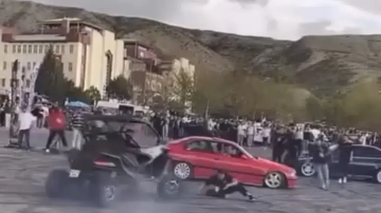 Modifiye araç fuarı: Drift atan sürücü görevliye böyle çarptı