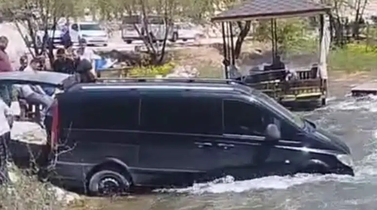 Freni boşalan minibüs Konya'nın ünlü Aygır Dibi Çayı'na girdi