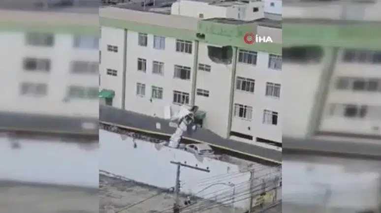 Uçak apartmana çarptı: 4 yaralı