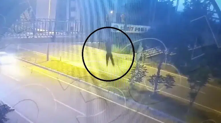 Üst geçitten atladı: Kız çocuğuna otomobil böyle çarptı