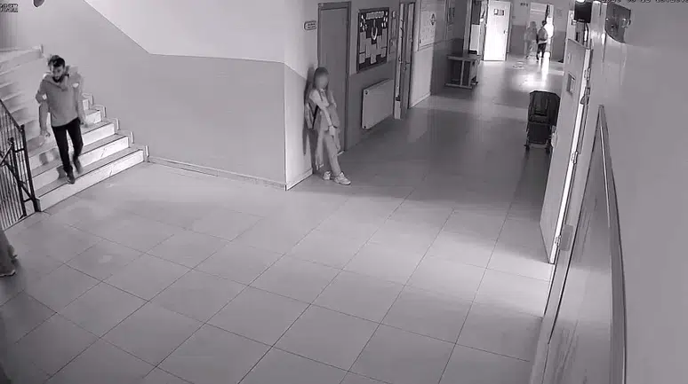 Öğrencisini sırtında taşıdı: Öğretmenin duygulandıran davranışı