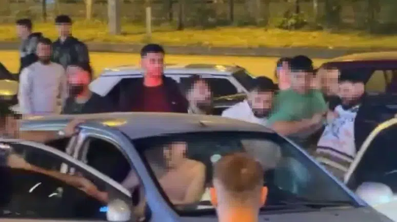 Araçtaki 2 kişiyi böyle darbettiler