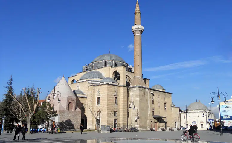 Konya'nın 8 asırlık camisi 9 yıldır tadilatta! Depremle mücadele etti