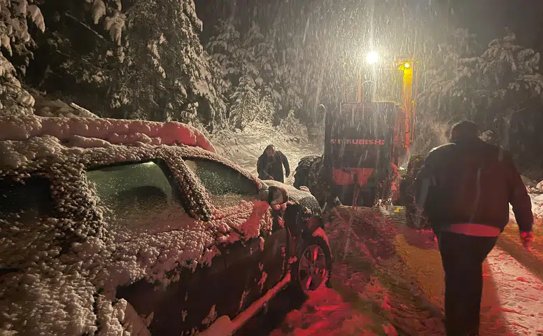 Karayolları kar yağışı nedeniyle ulaşıma kapandı: Meteorolojiden uyarı üstüne uyarı