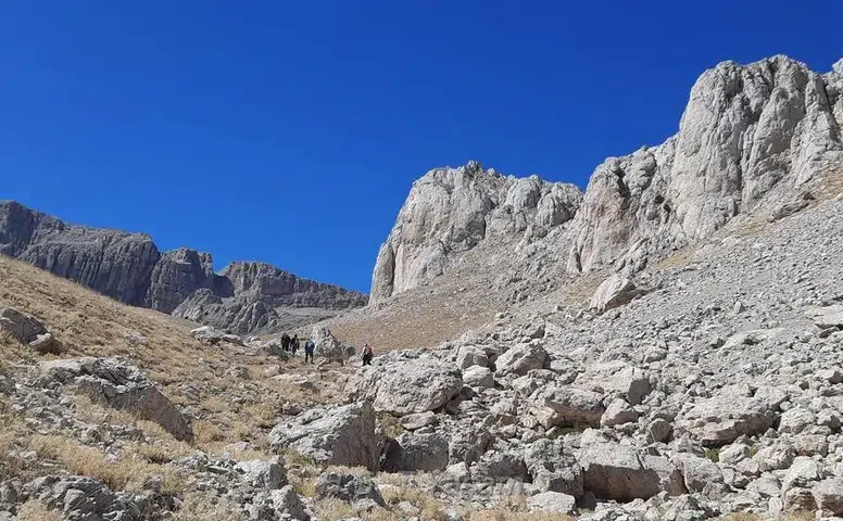 Konya ve Antalya’nın ortak noktası Geyik Dağı’nda buzullar eriyor