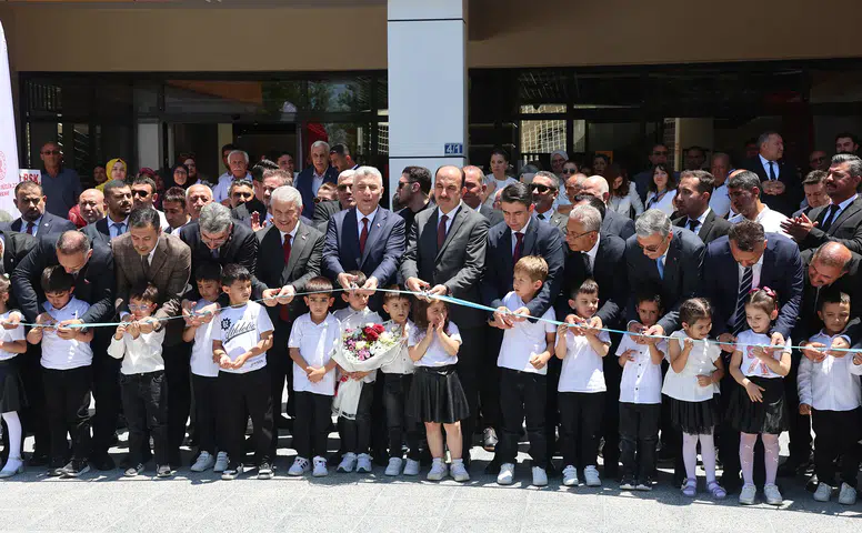Konyalı Bakan memleketindeki devasa kütüphaneyi açtı