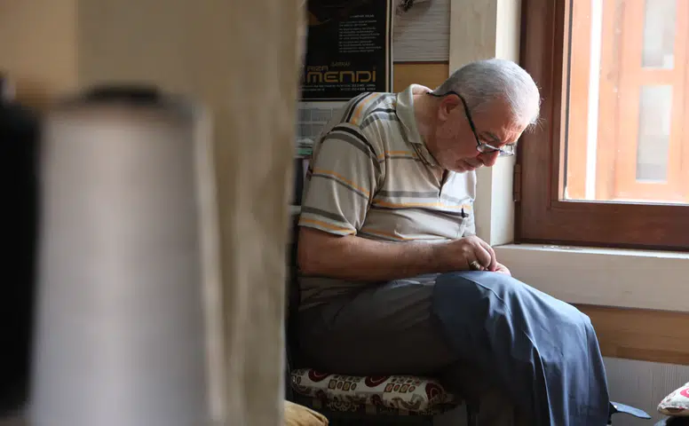 Konya'da 12 metrekarelik dükkanda iğne ile dokuyarak geçen ömür