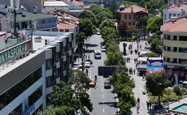 Konya'da belediye gece çalıştı, tarihi caddede ulaşım konforu arttı