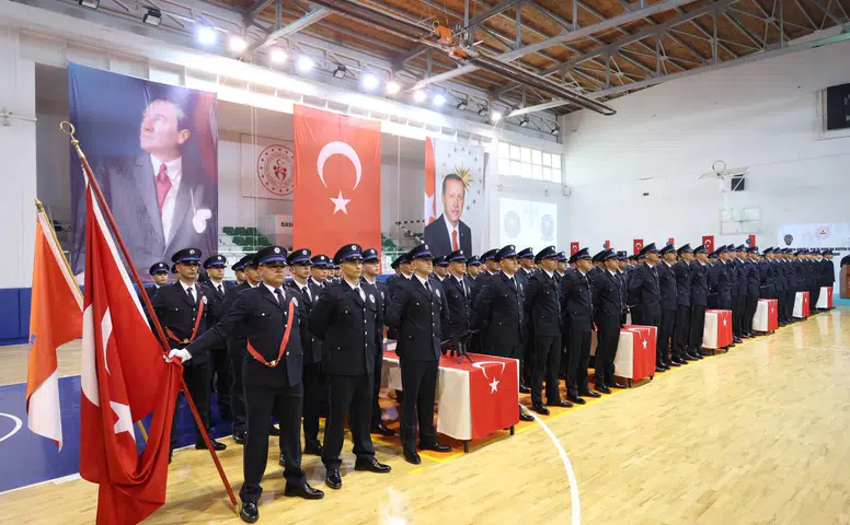 Konya POMEM'de mezuniyet heyecanı: 169 Polis adayı kep attı